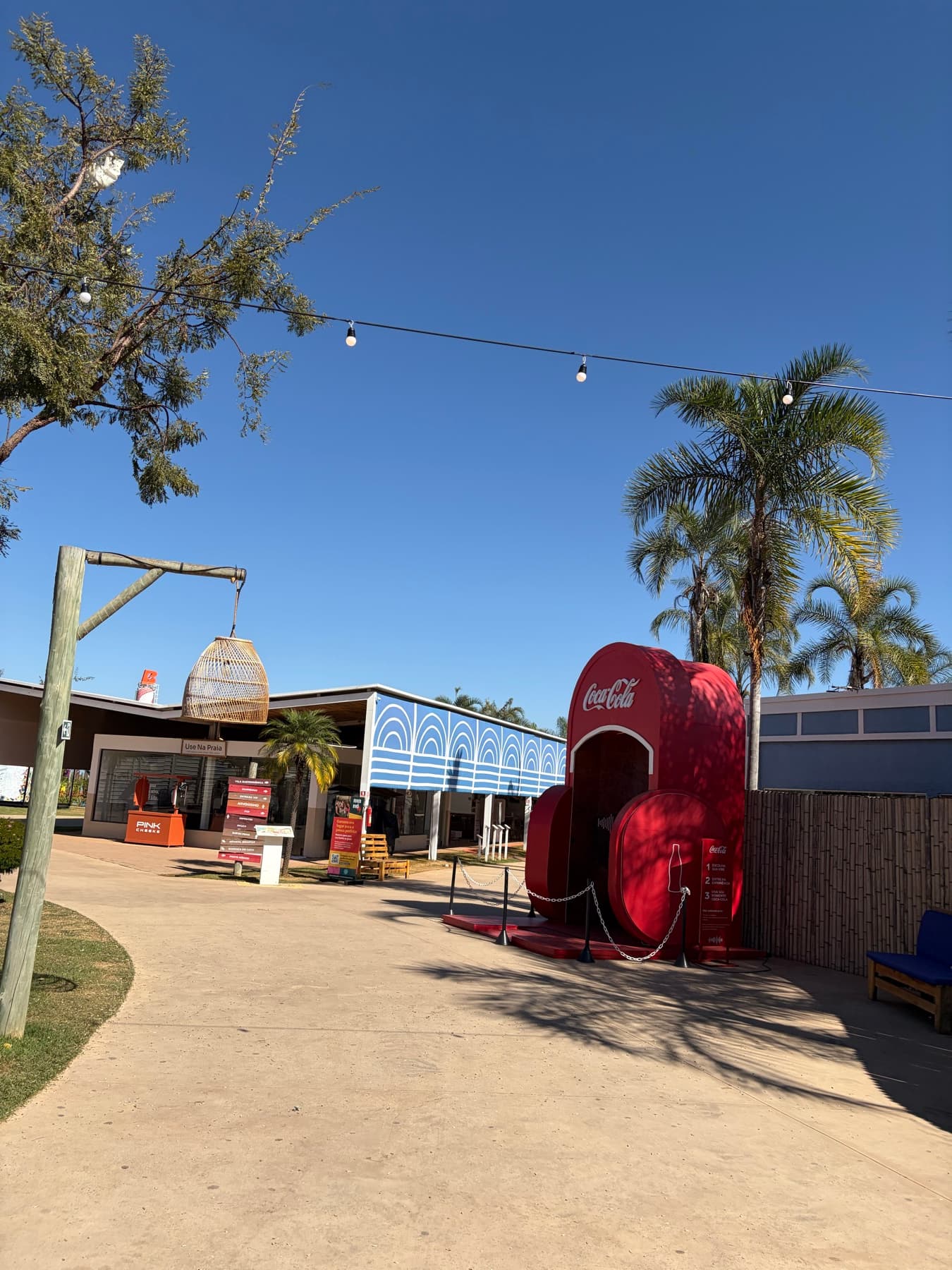 Palco em formato de lata no espaço aberto do Na Praia